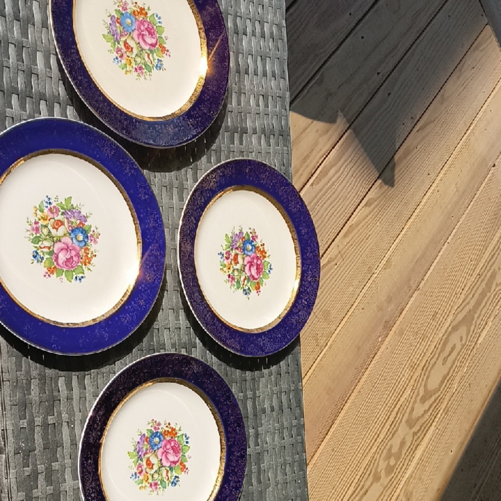 Elegant Floral Dinner Plates with Blue and Gold Trim